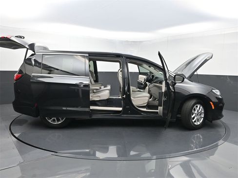 Used 2021 Chrysler Pacifica Touring-L image 38