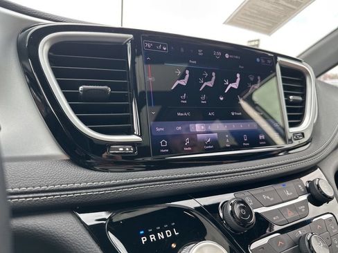 Used 2025 Chrysler Pacifica Limited FWD image 16