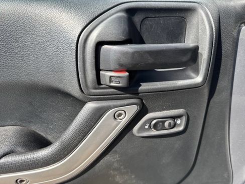 Used 2018 Jeep Wrangler Unlimited Sahara AWD/4WD image 11