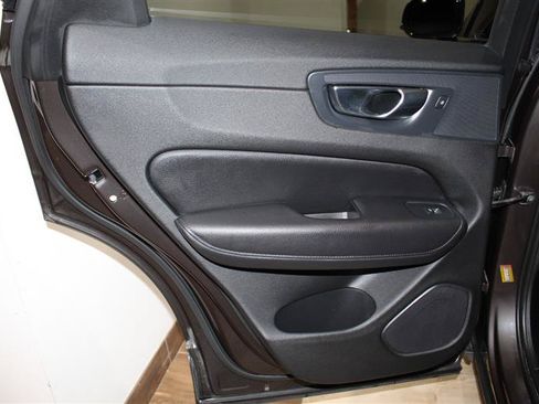 Used 2022 Volvo XC60 B5 Momentum w/ Protection Package Premier FWD image 30