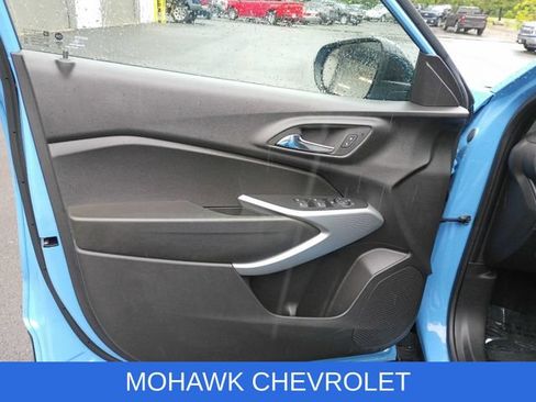 Used 2024 Chevrolet Trax RS w/ Sunroof Package FWD image 22