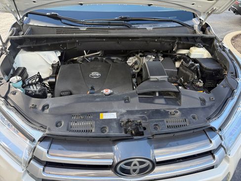 Used 2019 Toyota Highlander AWD V6 image 20