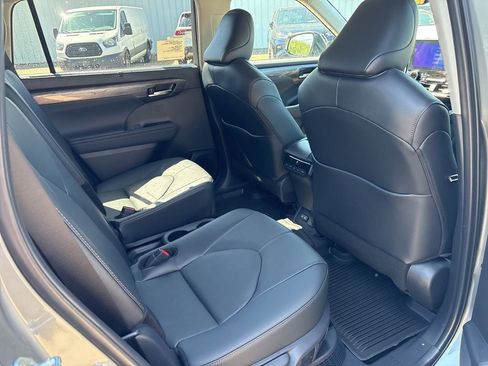Used 2026 Toyota Highlander Limited AWD/4WD image 19