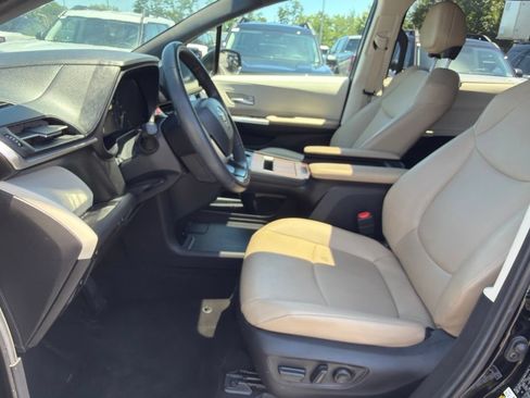 Used 2024 Toyota Sienna XLE AWD/4WD image 6