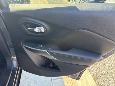 Used 2019 Jeep Cherokee Limited image 30