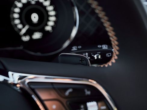 Used 2025 Bentley Bentayga image 62