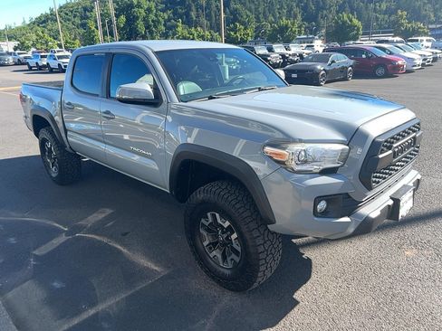 Used 2019 Toyota Tacoma TRD Off-Road AWD/4WD image 4