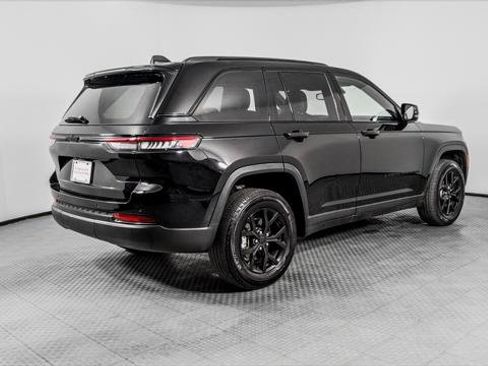 Used 2024 Jeep Grand Cherokee Altitude RWD image 8