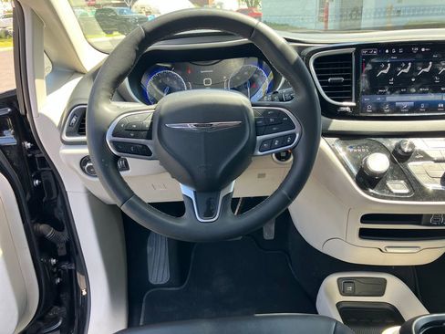 Used 2024 Chrysler Pacifica Touring-L FWD image 15