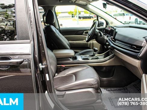 Used 2025 Kia Carnival FWD image 21