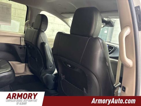 Used 2023 Chrysler Pacifica Touring-L image 36