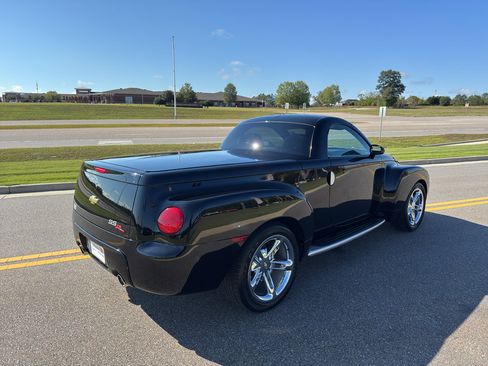 Used 2004 Chevrolet SSR w/ Preferred Equipment Group image 8