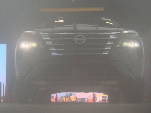 Used 2025 Nissan Rogue SV image 4