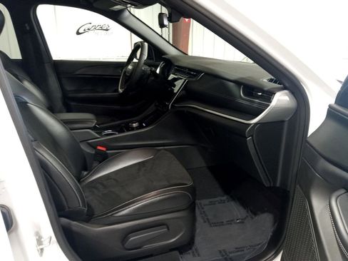 Used 2024 Jeep Grand Cherokee Altitude image 4