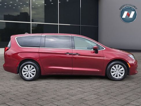 Used 2021 Chrysler Voyager L FWD image 6