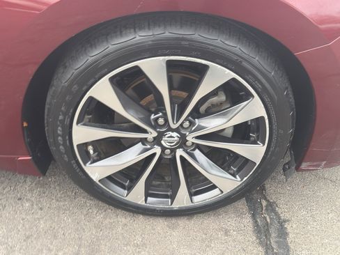 Used 2016 Nissan Maxima SR image 9