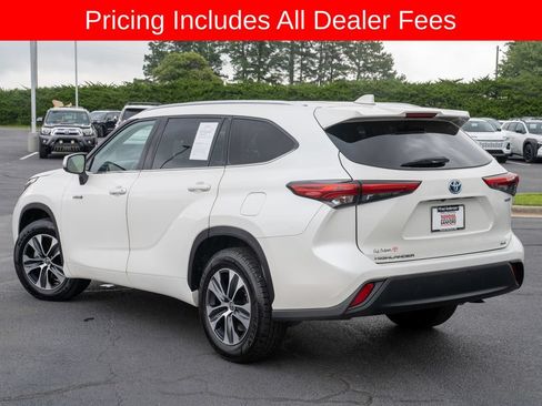 Used 2021 Toyota Highlander XLE FWD image 3