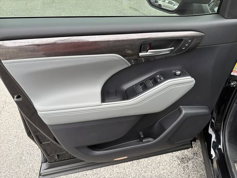 New 2026 Toyota Highlander Platinum image 20
