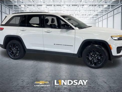 Used 2024 Jeep Grand Cherokee Altitude AWD/4WD image 3
