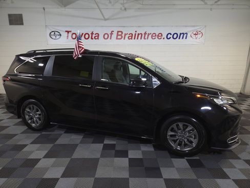 Certified 2024 Toyota Sienna XLE image 1