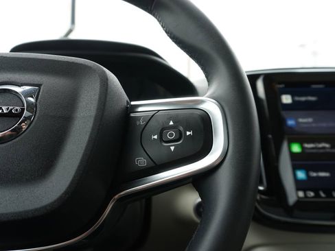 Used 2023 Volvo XC40 B5 Plus image 21