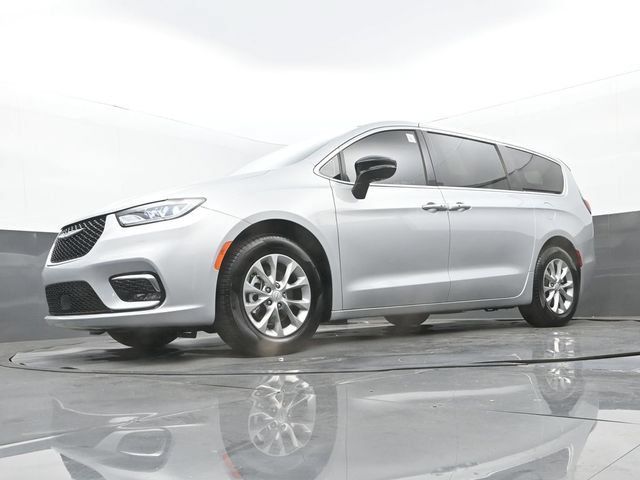 Used 2026 Chrysler Pacifica Limited FWD image 28