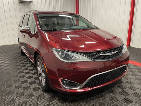 Used 2019 Chrysler Pacifica Limited w/ Tire & Wheel Group image 6