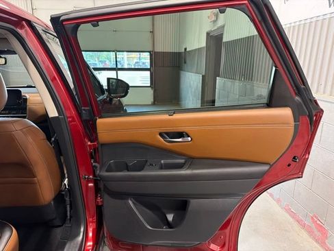 Used 2025 Nissan Pathfinder Platinum w/ Cargo Package AWD/4WD image 14
