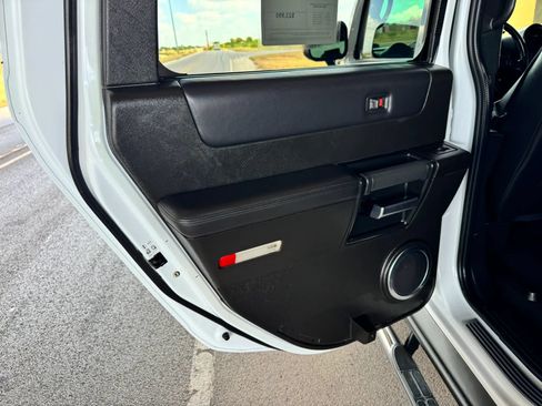 Used 2005 HUMMER H2 w/ Preferred Equipment Group AWD/4WD image 19