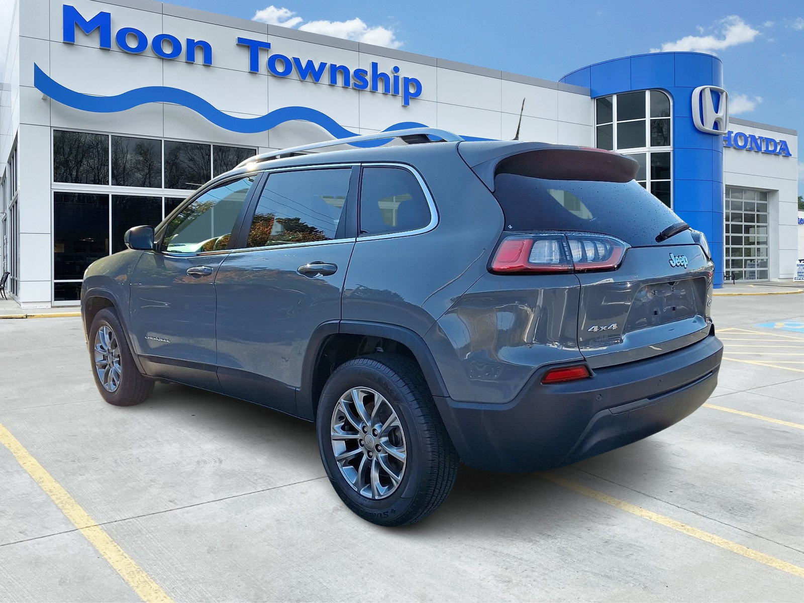 Used 2019 Jeep Cherokee Latitude Plus w/ Cold Weather Group AWD/4WD image 4