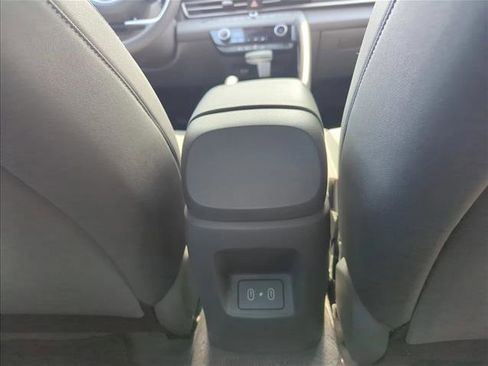 Used 2024 Hyundai Elantra SEL FWD image 19