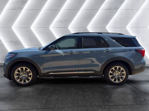 Used 2025 Ford Explorer Active w/ Active Comfort Package image 3