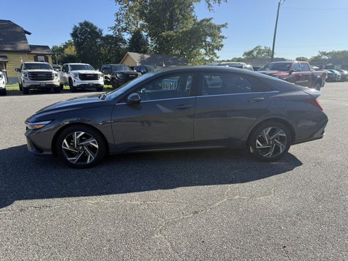 Used 2025 Hyundai Elantra SEL FWD image 6