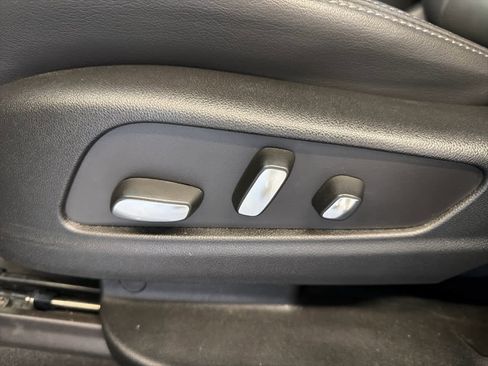 Used 2025 Cadillac XT6 Premium Luxury FWD image 17