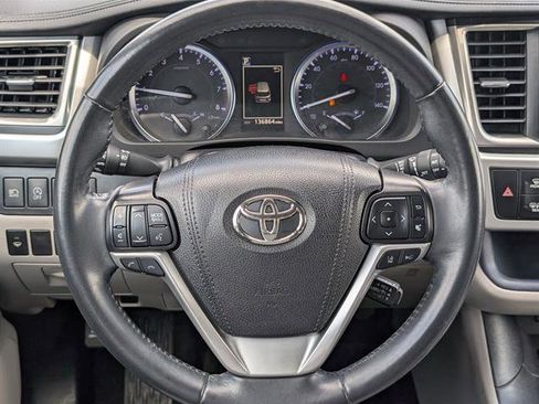 Used 2019 Toyota Highlander XLE image 18