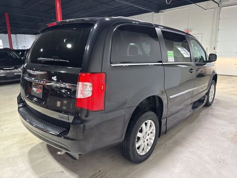 Used 2015 Chrysler Town & Country Touring FWD image 7
