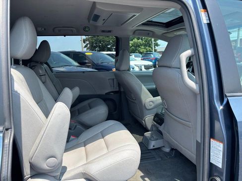 Used 2017 Toyota Sienna XLE Premium FWD image 12