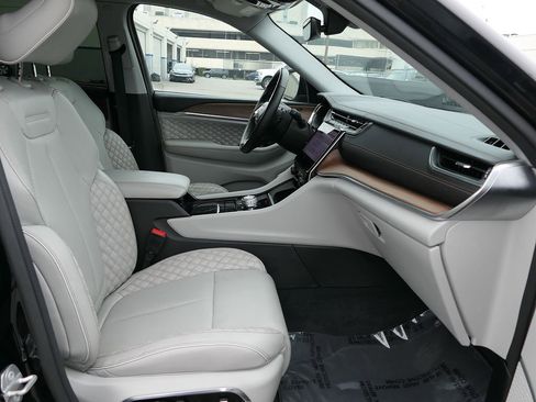 Used 2023 Jeep Grand Cherokee Summit w/ Luxury Tech Group V AWD/4WD image 26