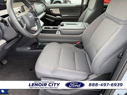 Used 2025 Ford Expedition Active RWD image 8