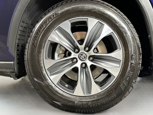 Used 2024 Toyota Highlander XLE image 12