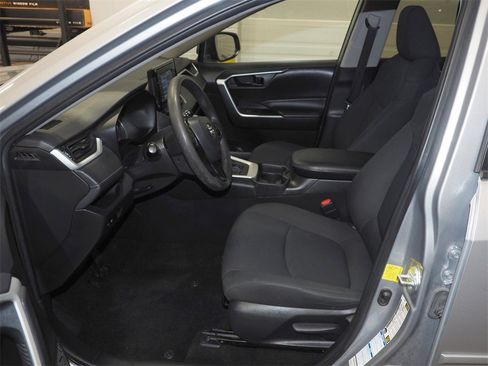 Used 2021 Toyota RAV4 LE image 6