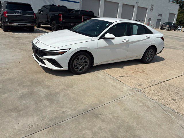 Used 2024 Hyundai Elantra SEL FWD image 11