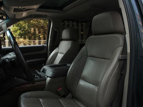 Used 2019 Chevrolet Suburban Premier AWD/4WD image 16