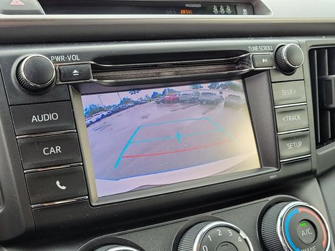 Used 2018 Toyota RAV4 LE FWD image 22