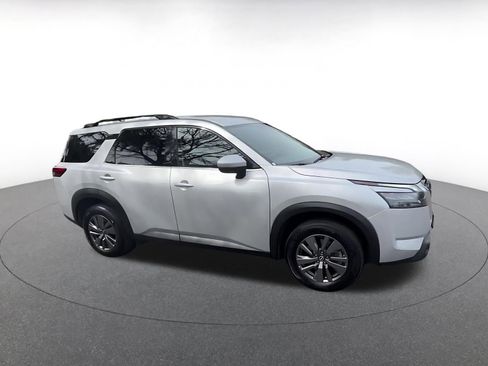 Used 2025 Nissan Pathfinder SV image 2