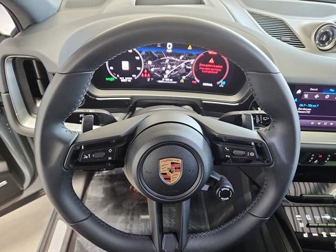 Used 2025 Porsche Cayenne image 20