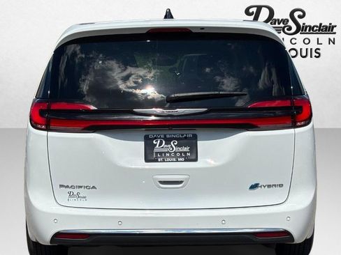 Used 2024 Chrysler Pacifica Limited FWD image 4