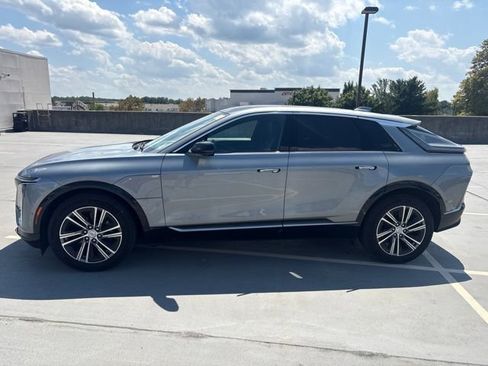 Certified 2024 Cadillac Lyriq Luxury AWD/4WD image 2