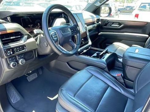 Used 2025 GMC Yukon XL Denali AWD/4WD image 10