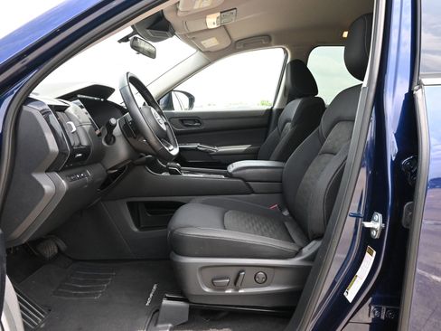 Used 2025 Nissan Pathfinder SV FWD image 18